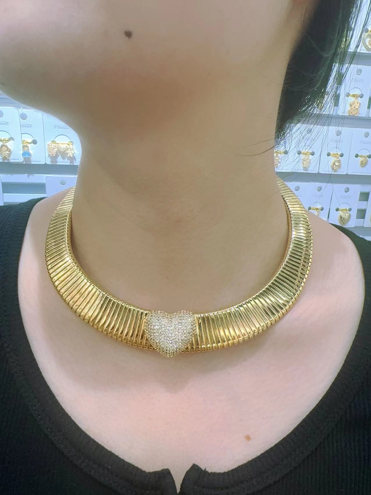 ويمكن اختيار النموذج الجديد ذو اللون المزدوج Item Picture