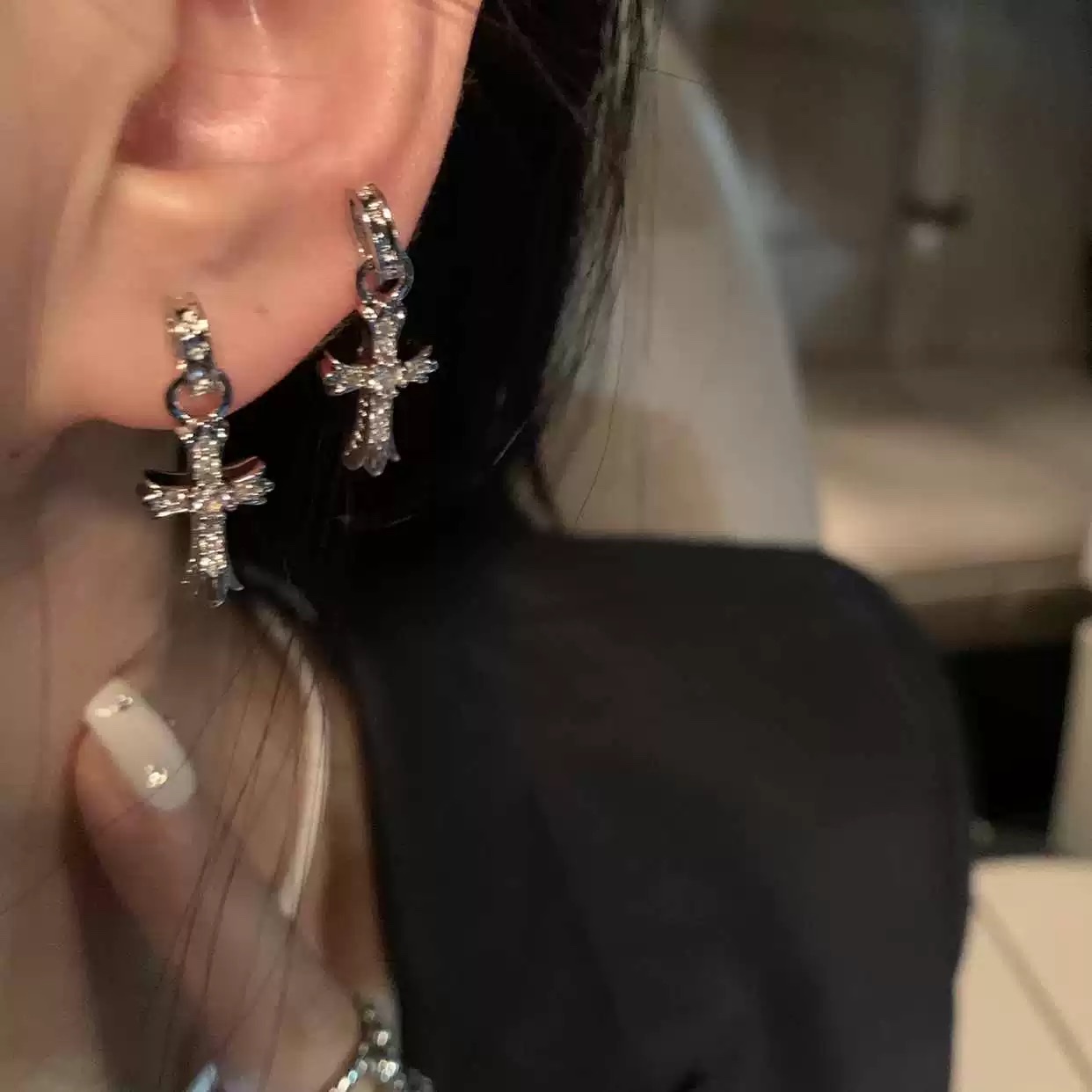 National trend high-end eye-catching earrings, light luxury high-end pure silver stud earrings, women's pure silver earrings, bestsellers, Internet celebrities in 2025, niche college students, young detail image 3