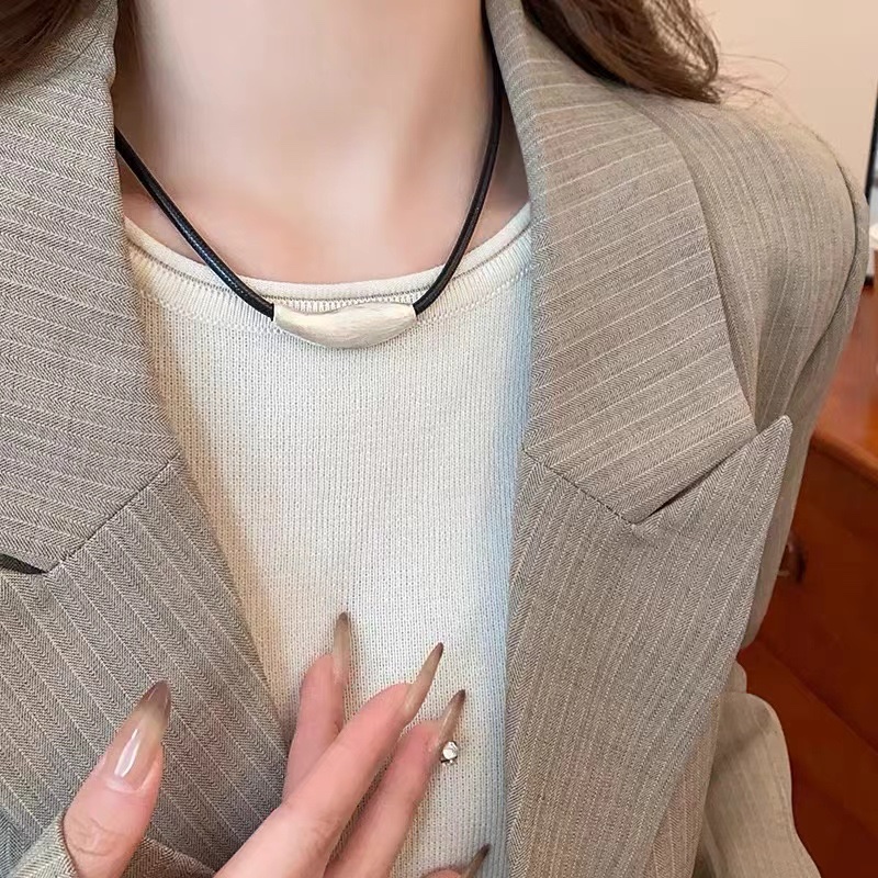 金属拉丝吊坠黑皮绳锁骨链项链高级感轻奢小众颈链潮流个性配饰产品图