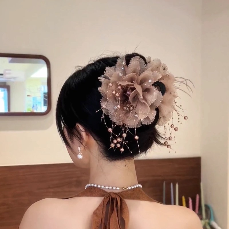 Korean style trendy peony tassel grab clip, 13 cm bottom clip Application Scenario
