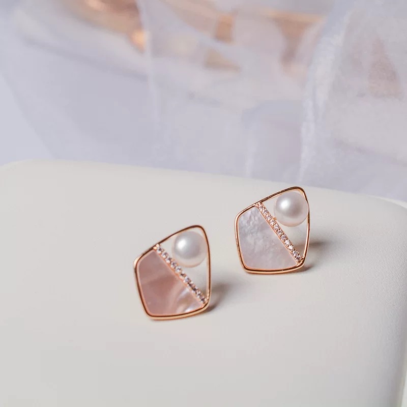 The Yabidai French light luxury natural freshwater pearl stud 8273 has a small Chanel design sense. The s925 silver needle rhombus stud exudes a sweet and elegant charm detail image 4