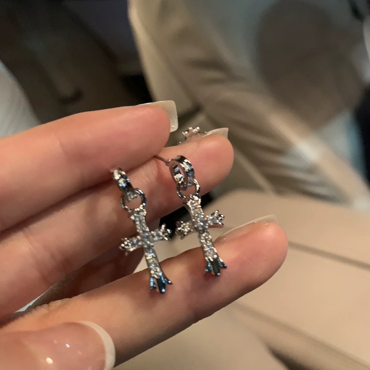 National trend high-end eye-catching earrings, light luxury high-end pure silver stud earrings, women's pure silver earrings, bestsellers, Internet celebrities in 2025, niche college students, young detail image 5