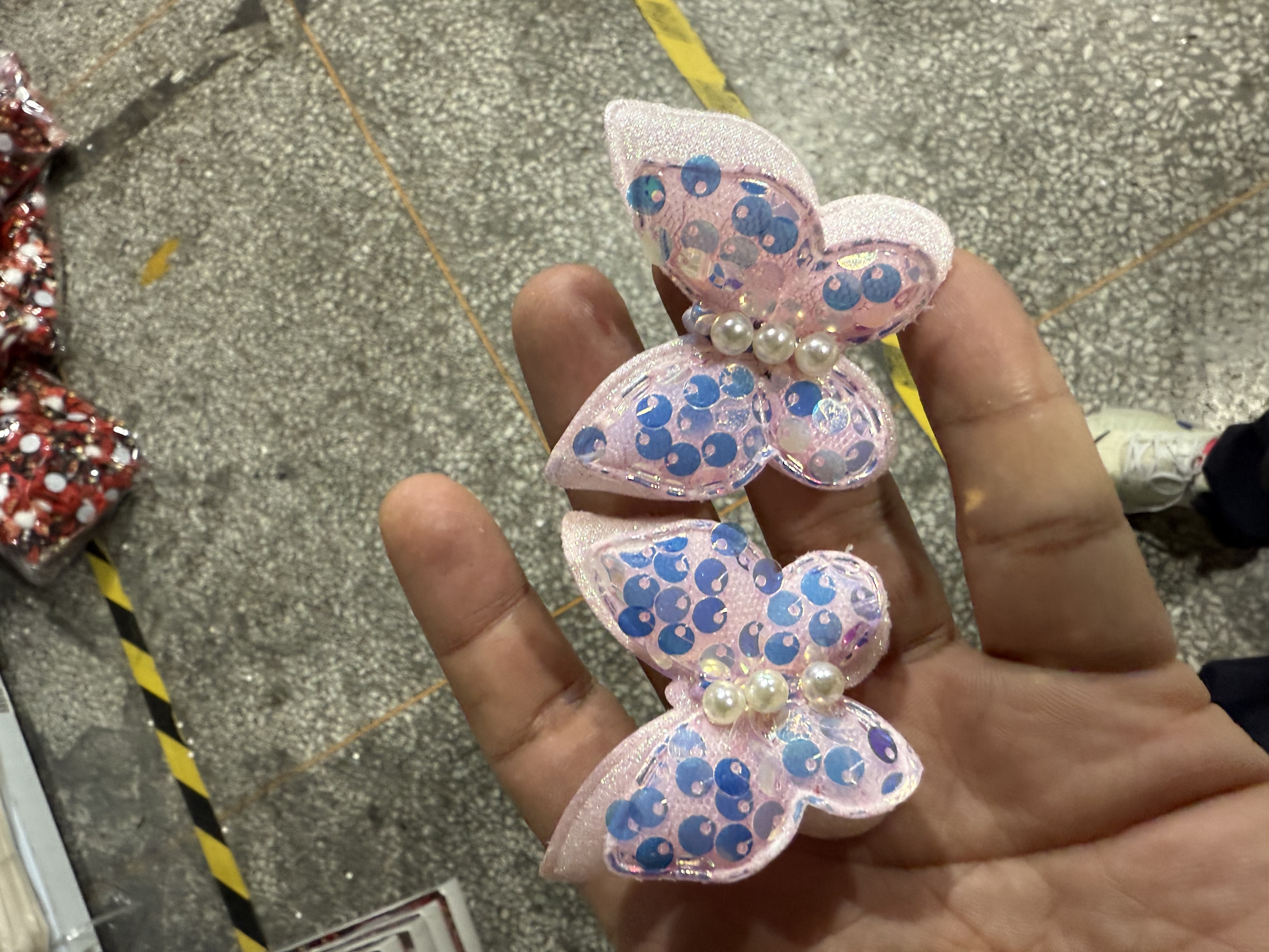 Transparent clip hairpin set, featuring an integrated design of hair clips and hairpins, is a simple and fashionable hair accessory for women's daily use