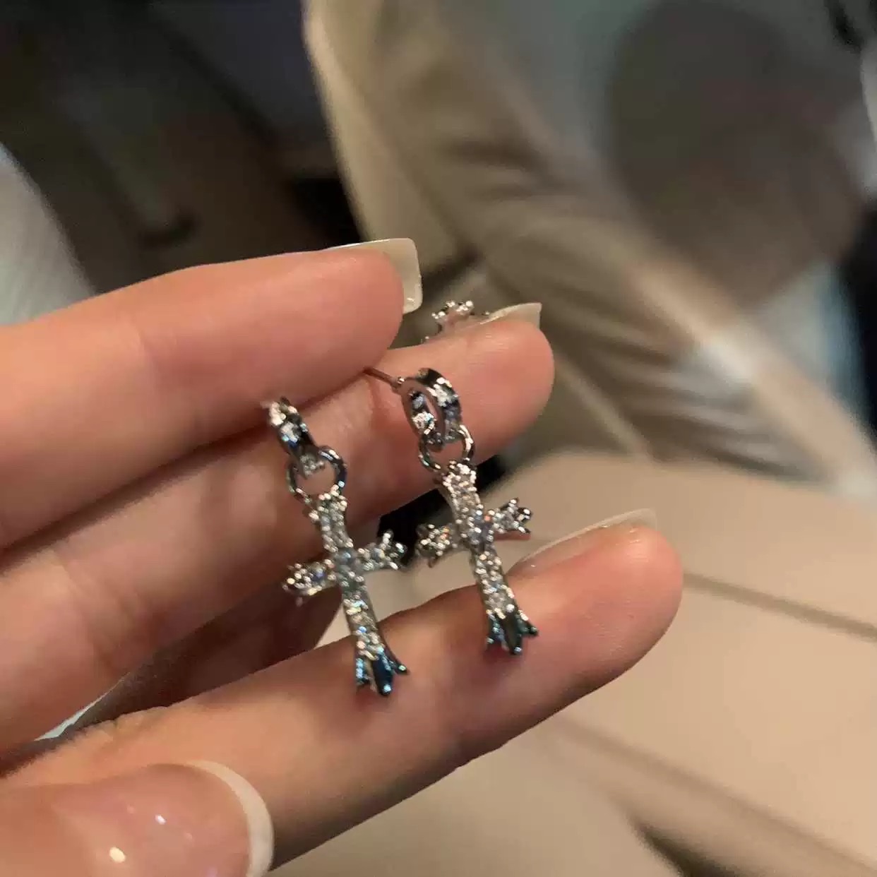 National trend high-end eye-catching earrings, light luxury high-end pure silver stud earrings, women's pure silver earrings, bestsellers, Internet celebrities in 2025, niche college students, young Application Scenario