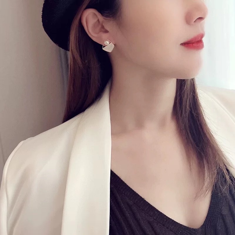 The Yabidai French light luxury natural freshwater pearl stud 8273 has a small Chanel design sense. The s925 silver needle rhombus stud exudes a sweet and elegant charm detail image 3