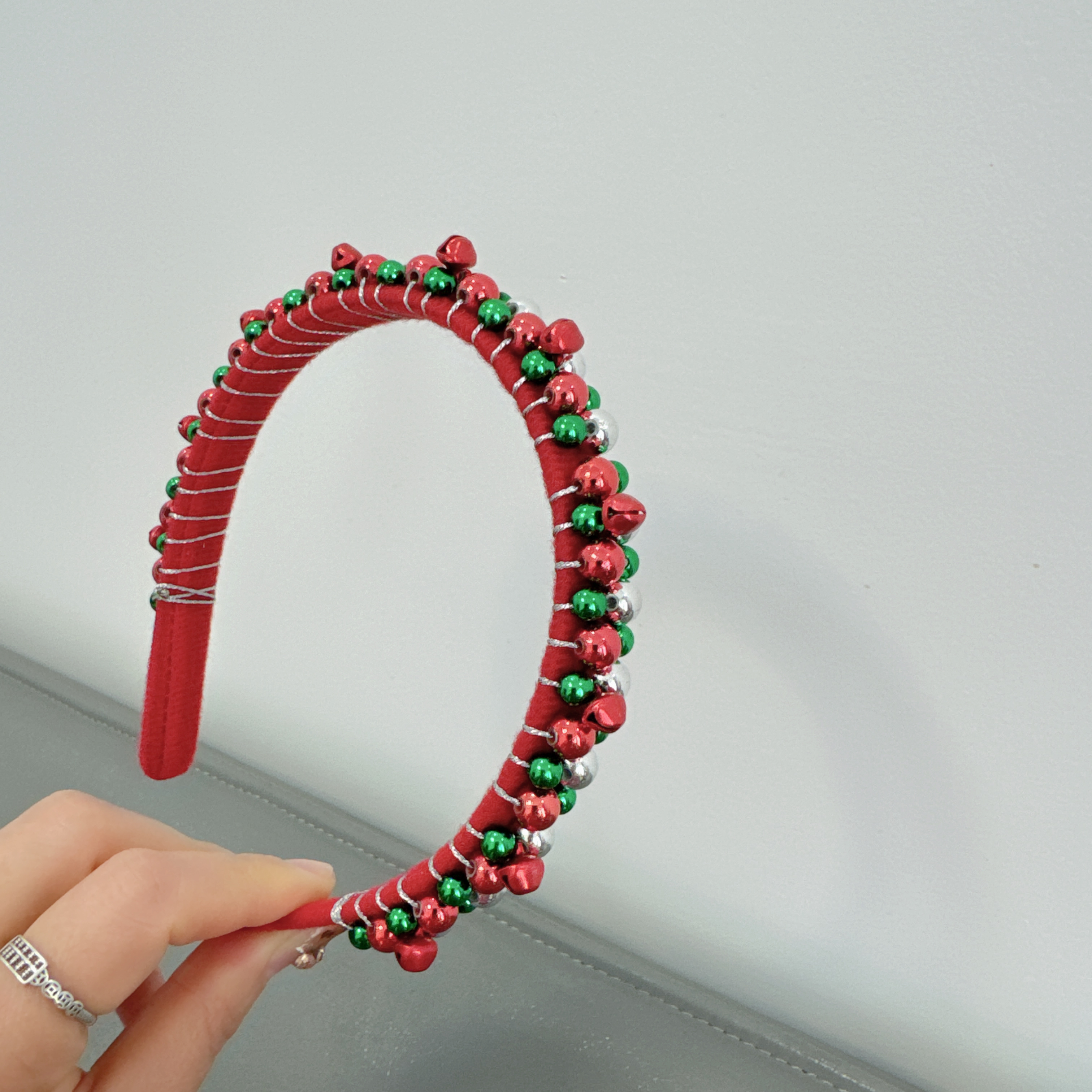 New Red And Green Christmas Hairband For Women, Simple Fine-Fringed Velvet, Christmas Bell, Beaded And Wrapped Holiday Hair Accessory, New Red And Green Christmas Hairband For Women, Simple Fine-Fringed Velvet, Christmas Bell, Beaded And Wrapped Holiday Hair Accessory, Headband Specification drawing