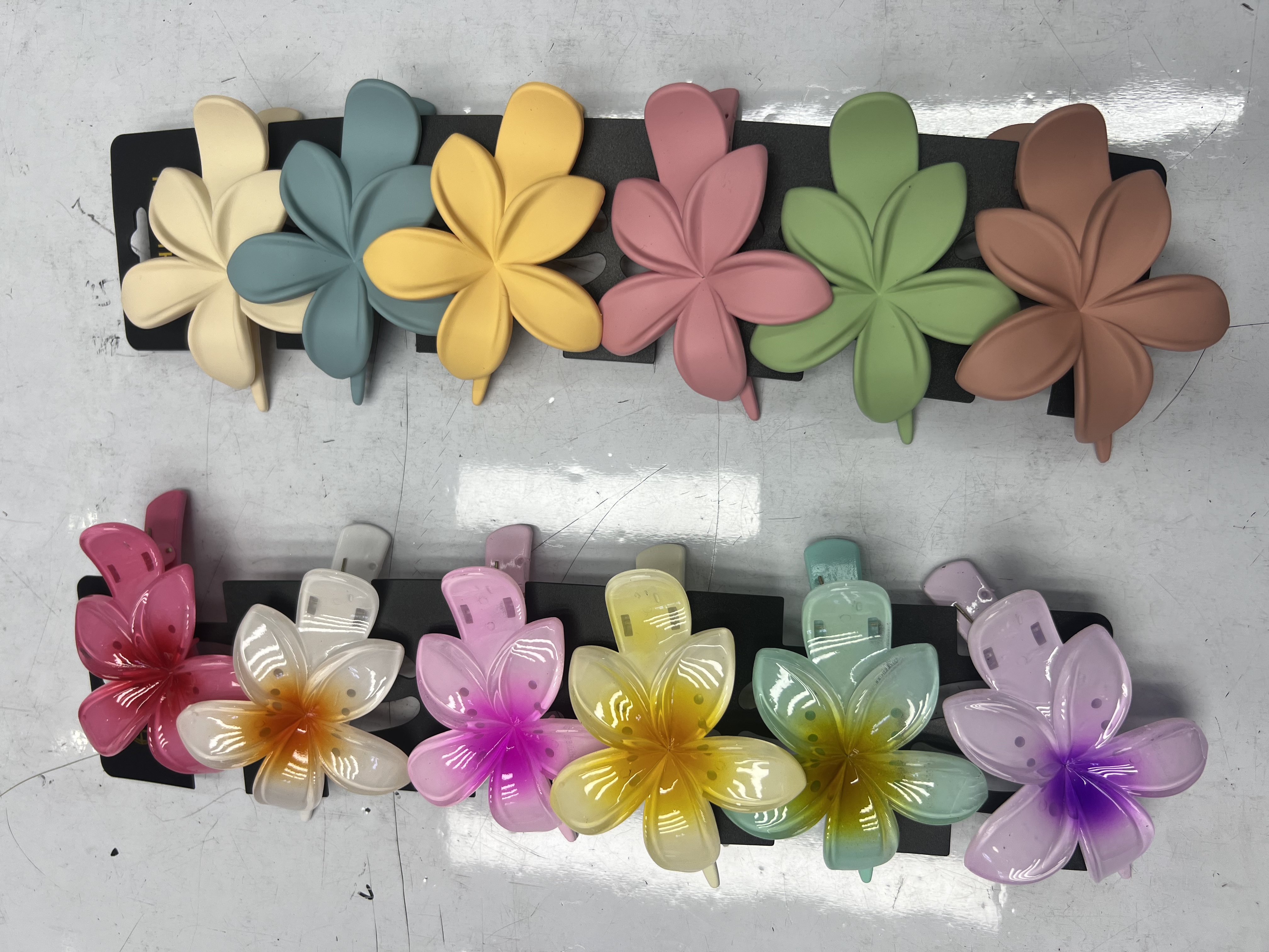 Creative accessory hair clips, flocked headwear, unique design hair clips, simple and fashionable ladies' hair accessories, essential hair clips for hair care Application Scenario