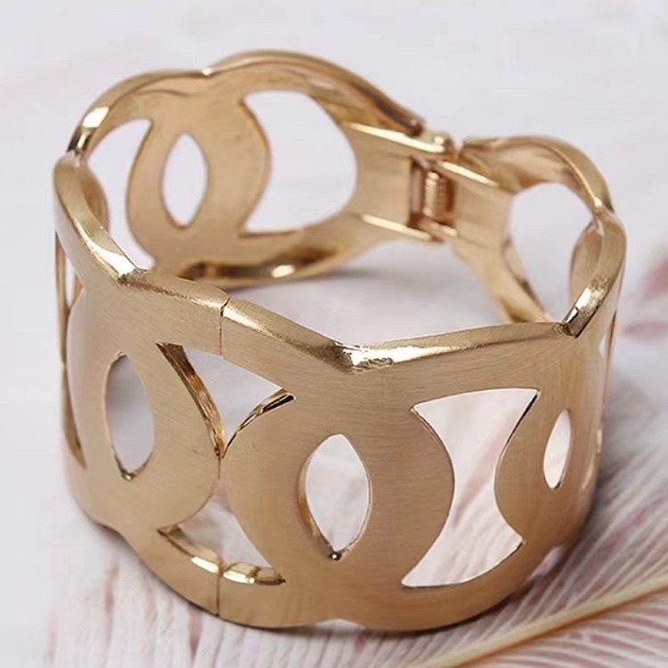 锌合金电镀手镯，欧美流行、时尚简约、个性百搭潮流款，远销韩日，东南亚及欧美各国；