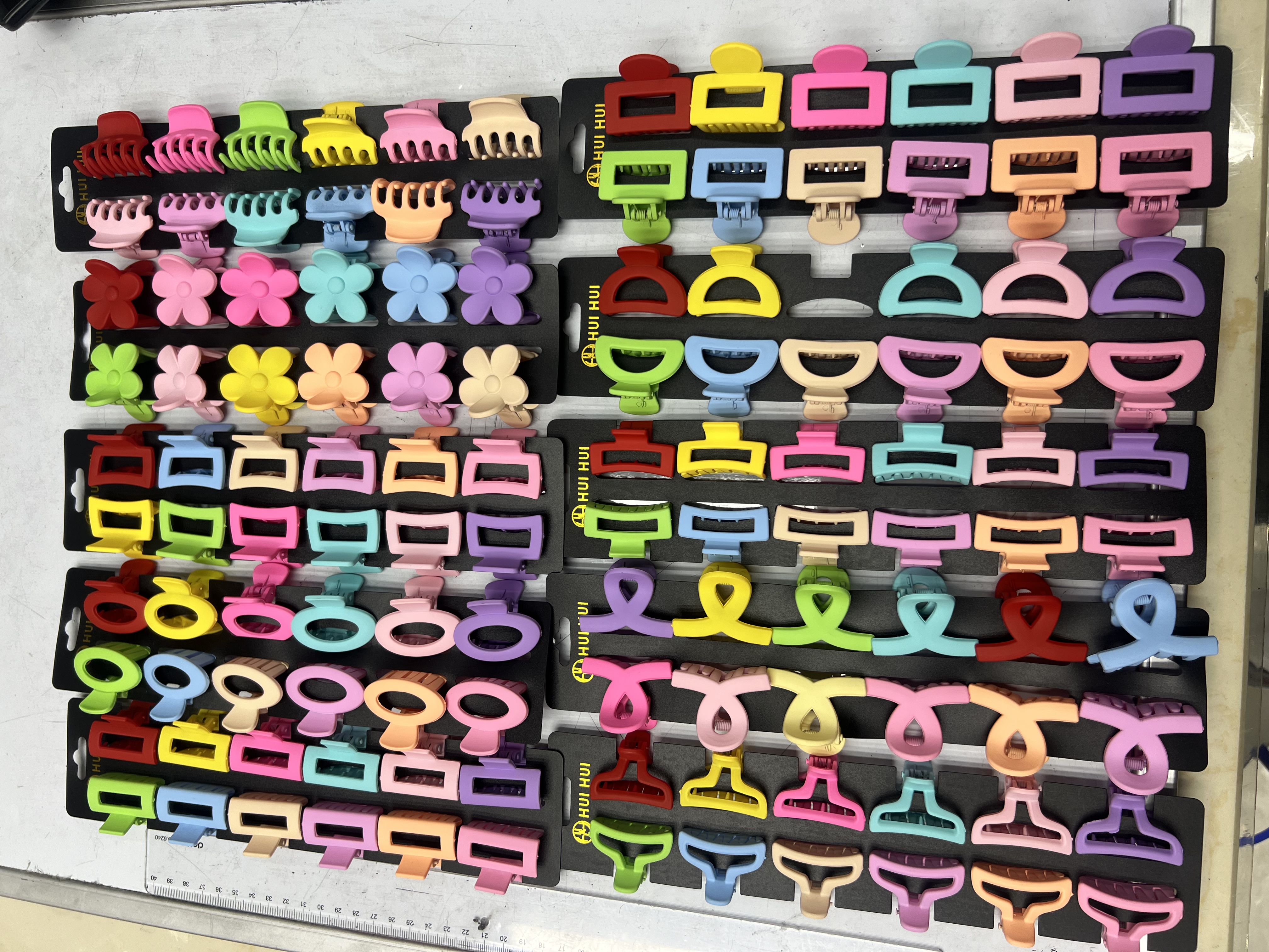 Creative accessory hair clips, flocked headwear, unique design hair clips, simple and fashionable ladies' hair accessories, essential hair clips for hair care