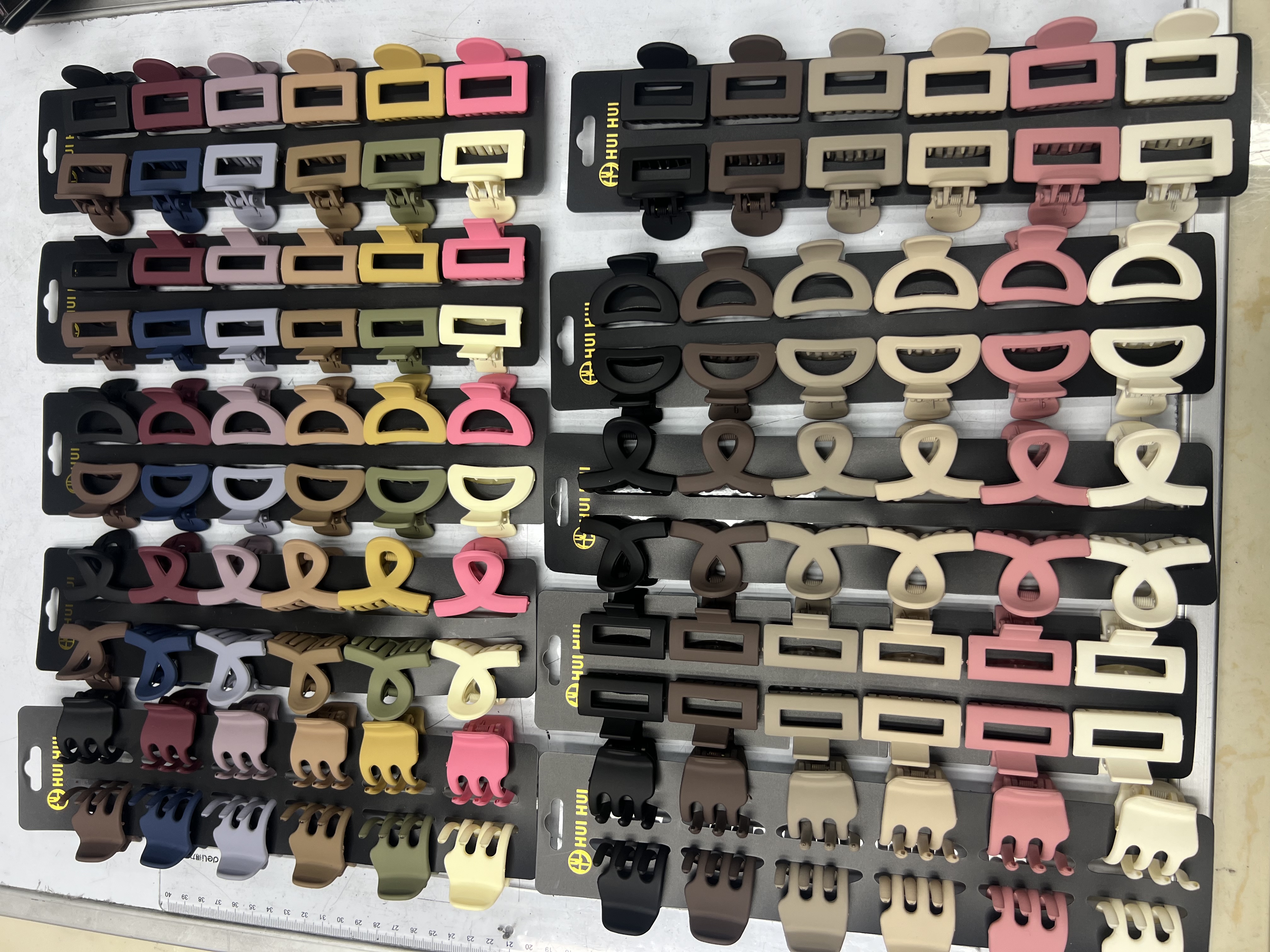 Creative accessory hair clips, flocked headwear, unique design hair clips, simple and fashionable ladies' hair accessories, essential hair clips for hair care Specification image