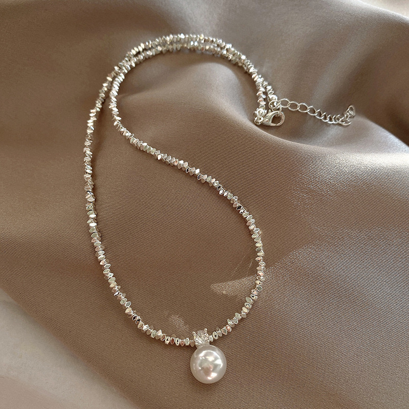 This light luxury and niche design of silver pearl necklace exudes a feminine and high-end charm. It is a versatile and popular neckchain accessory necklace