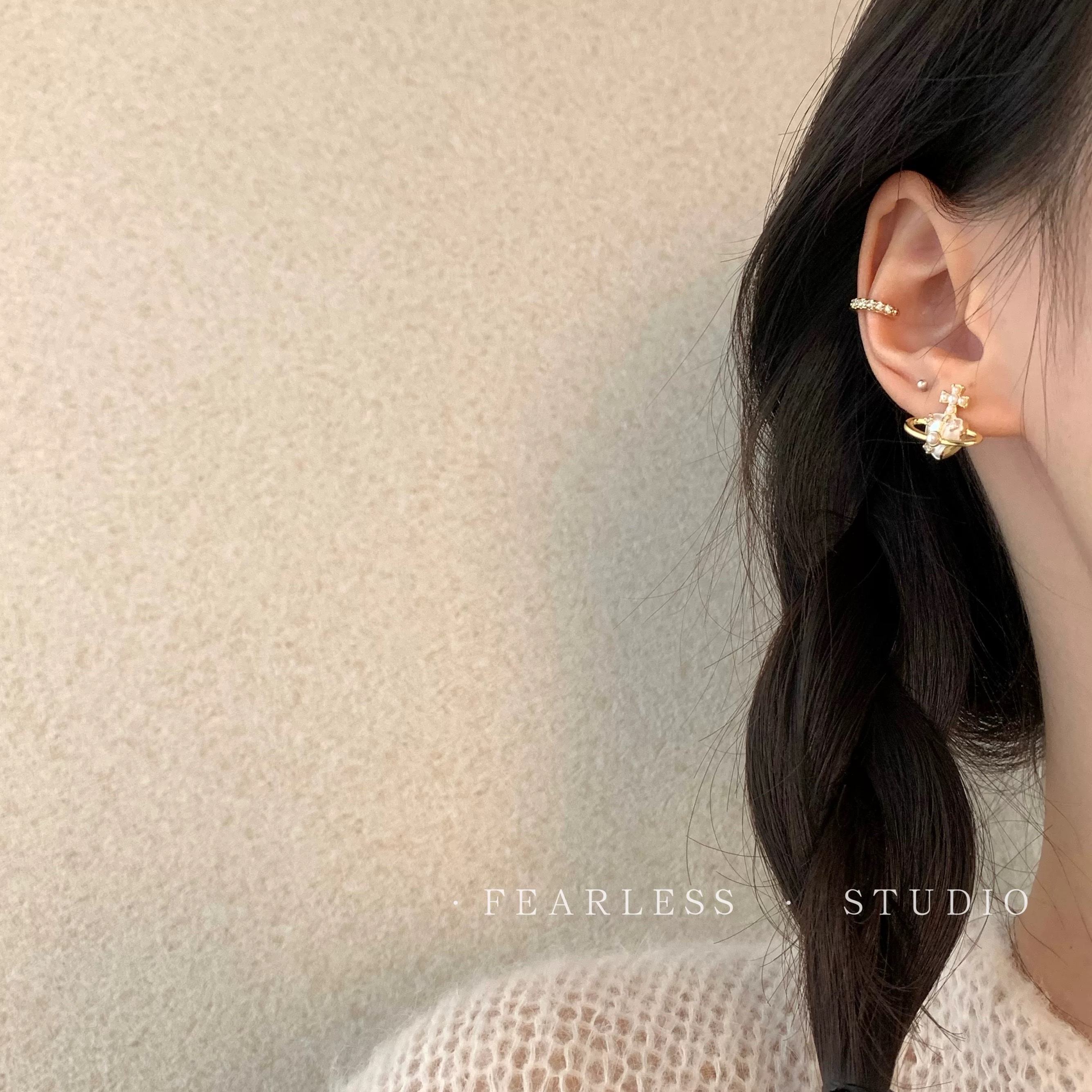 AB款小土星米粒珍珠精致小巧 个性气质时尚饰品耳饰耳钉白底实物图