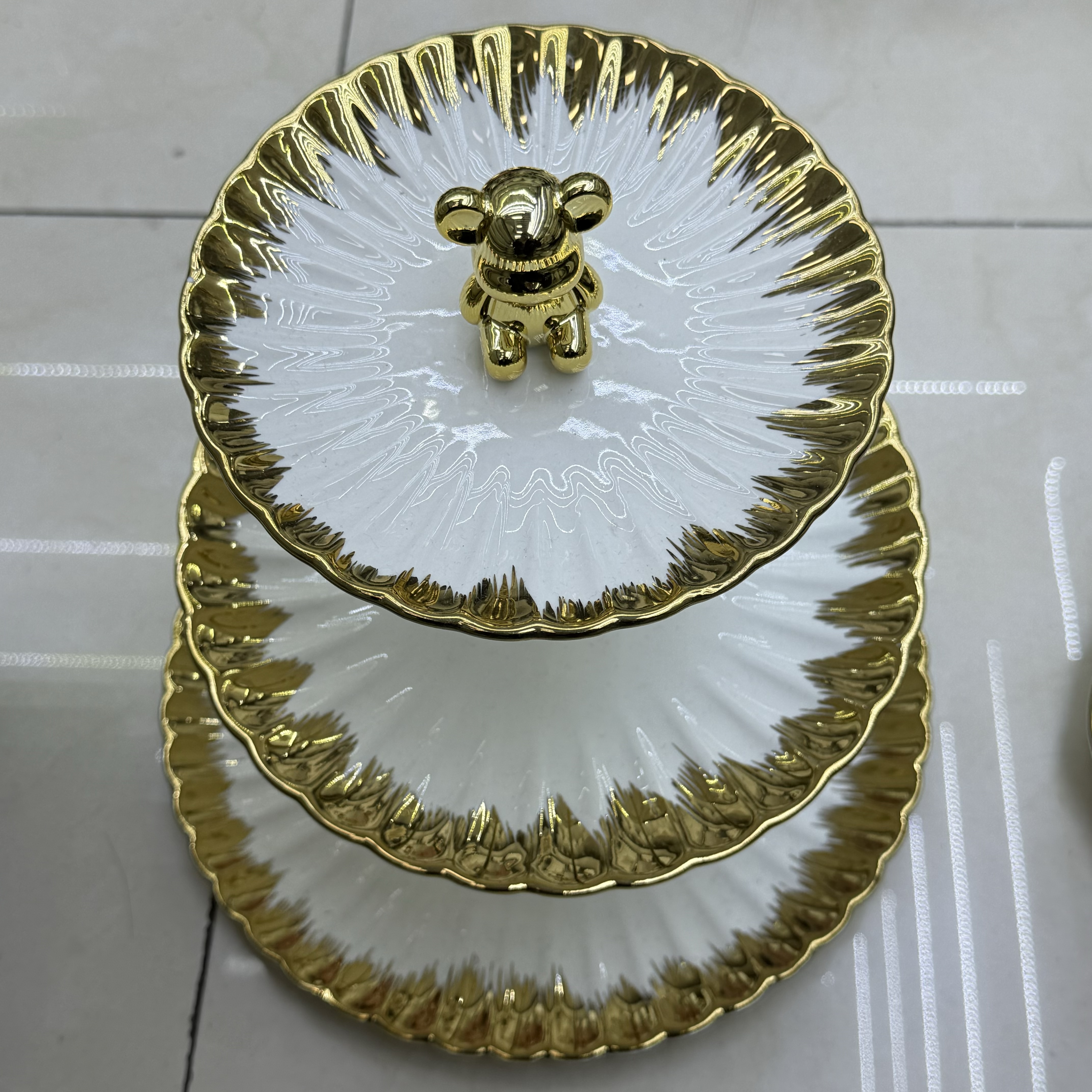 وصممت مجموعات صغيرة من ثلاثة طوابق من سلسلة الأقحوان من أسرة النوردية من أجل تصميم صحون طبق الواقع من أجل تقديم بالجملة
