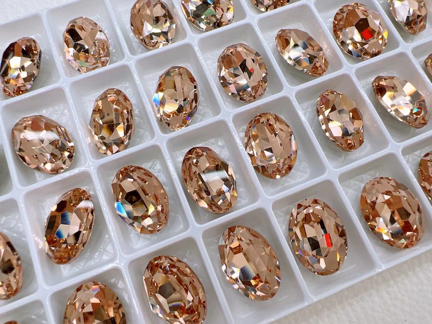 施华洛世奇玻璃手缝钻，秋天美拉德色系，秋冬的专属色系
玻璃水晶，用于服饰，头饰，手机壳，各种饰品，各种各种DIY详情图3