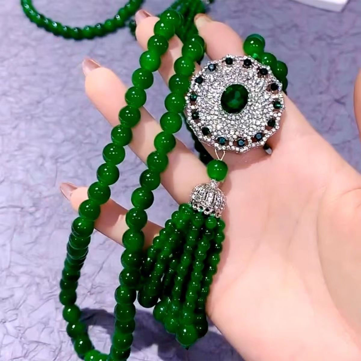 A high-end and luxurious green micro-inlaid diamond ruyi tassel long necklace, a new retro Chinese style and a fashionable green pearl necklace
