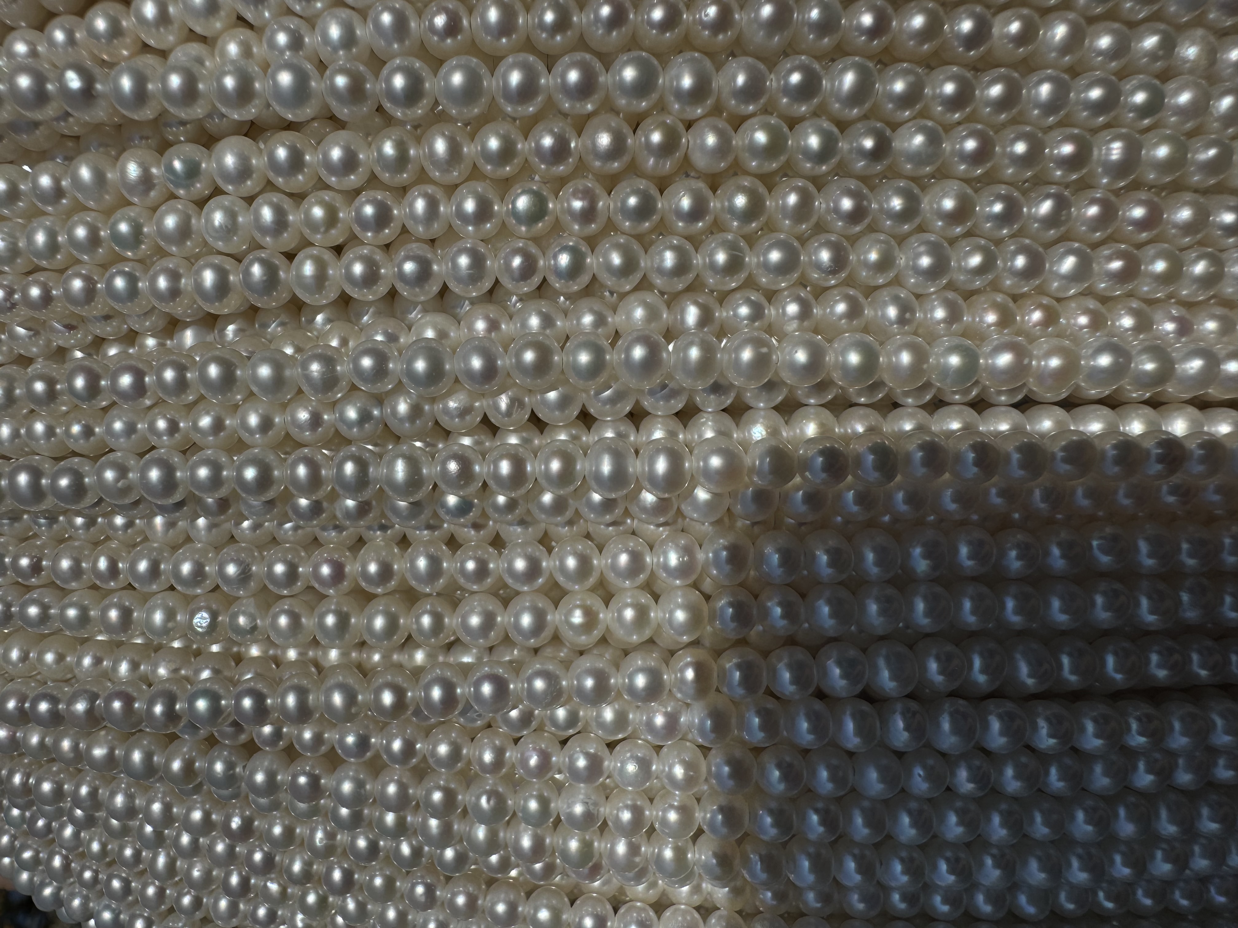 厂家直销 3-4近圆微瑕强光 淡水天然珍珠 淡水珠饰品diy半成品天然珍珠颗粒 日韩时尚休闲潮流送女友 妈妈链手工编织的白底实物图