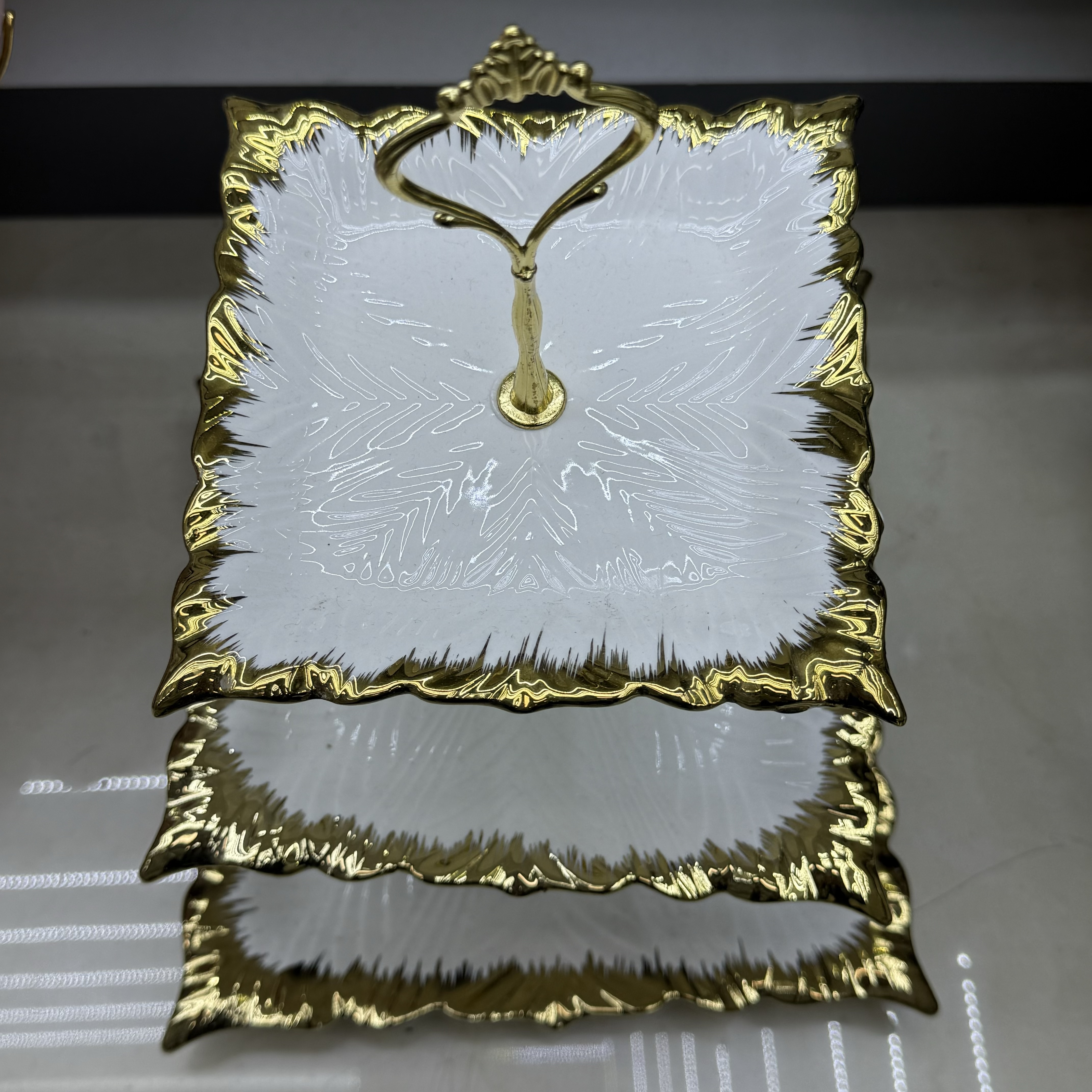 صممت مجموعات صغيرة من ثلاث طوابق من سلسلة الكرنب ذات الكرنب من الطراز الثالث من أجل تصميم طبق طبق من طبق الواقع