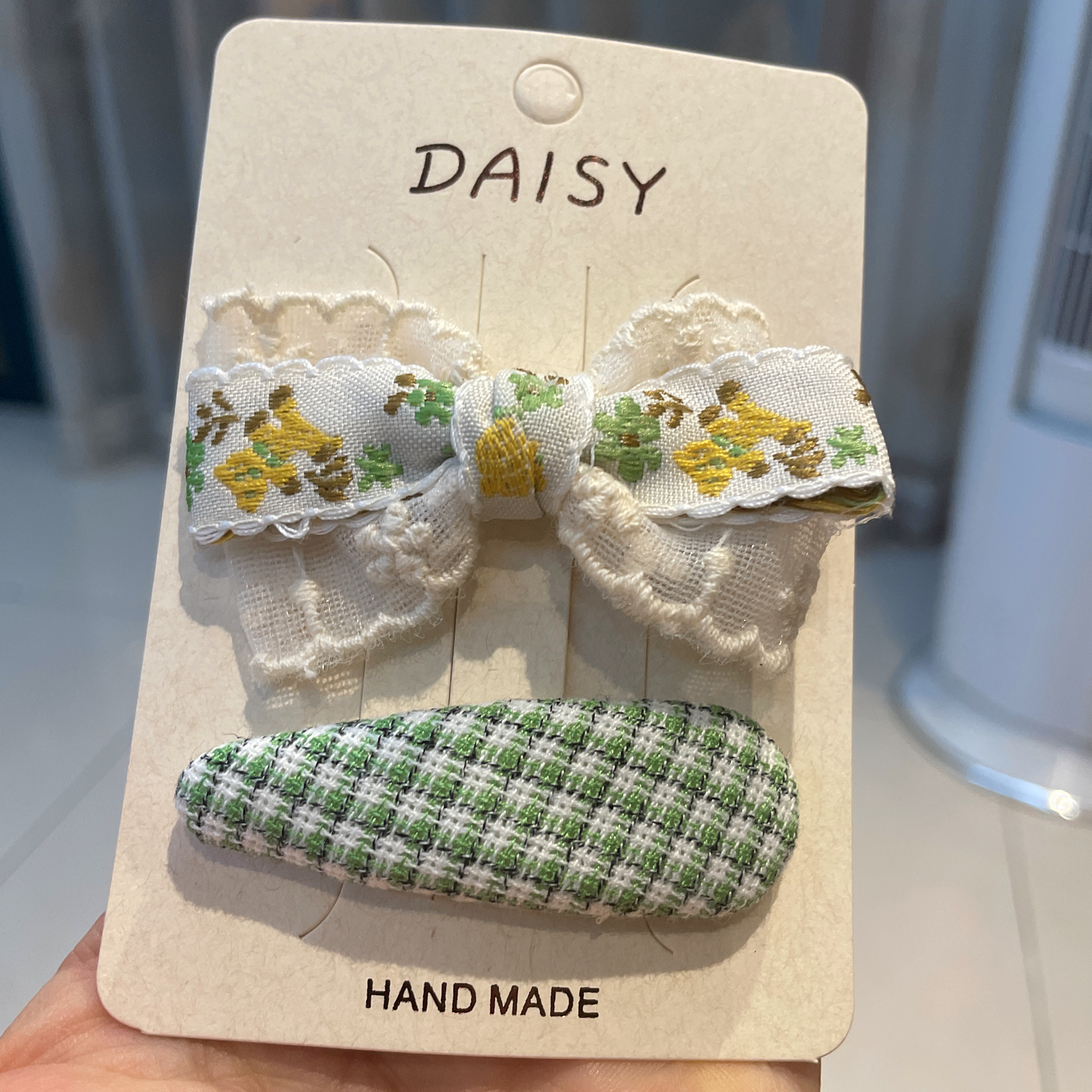 The 2024 new children's cute hair clip features a unique false hair band design. This summer children's cute hair clip is lightweight and adds fun to the wig Specification image