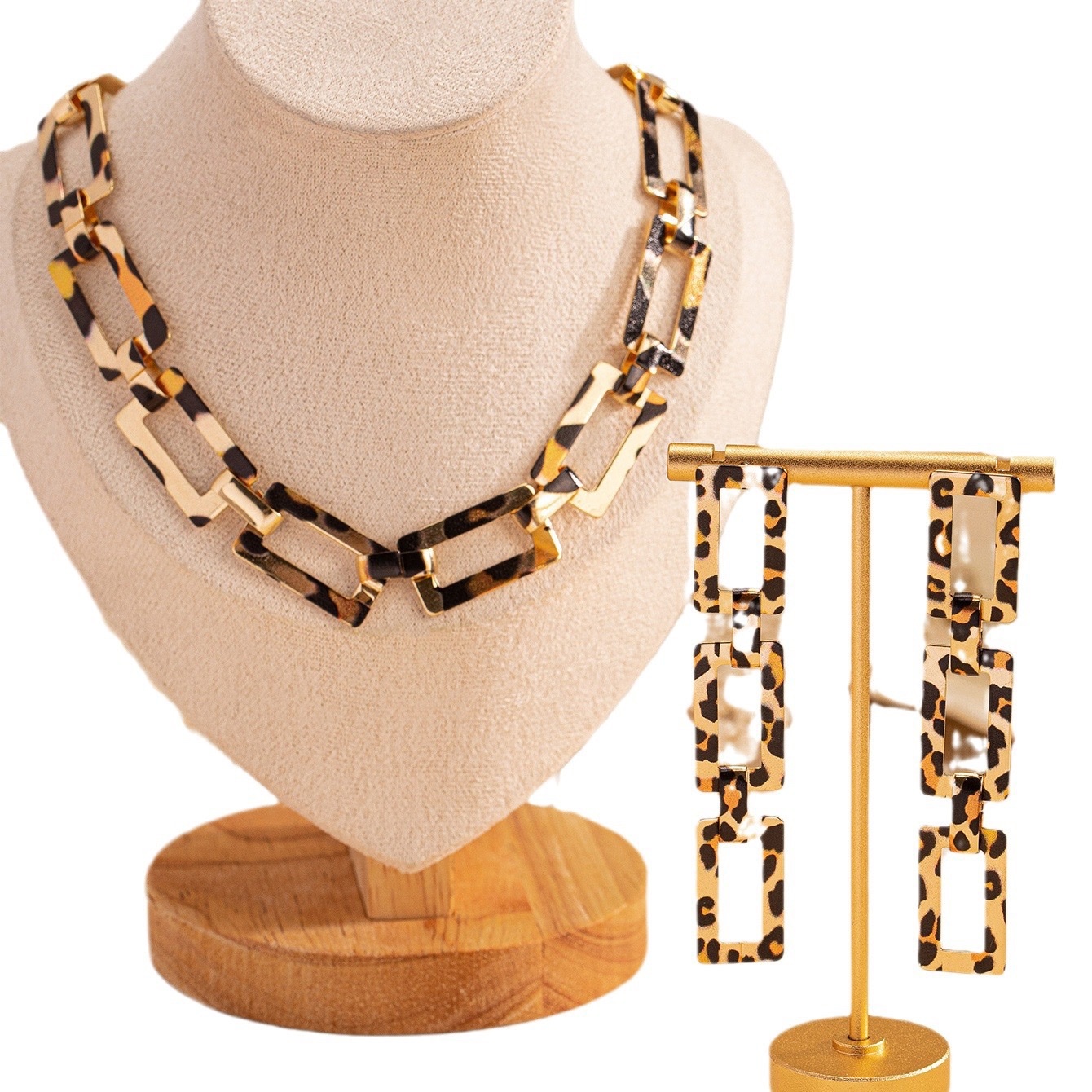 1套个性复古时尚金属优雅方形镂空豹纹女项链耳环手链首饰套装 白底实物图