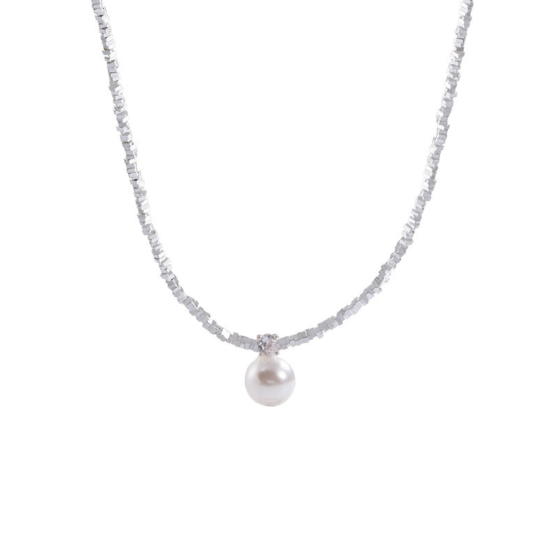 This light luxury and niche design of silver pearl necklace exudes a feminine and high-end charm. It is a versatile and popular neckchain accessory necklace detail image 3