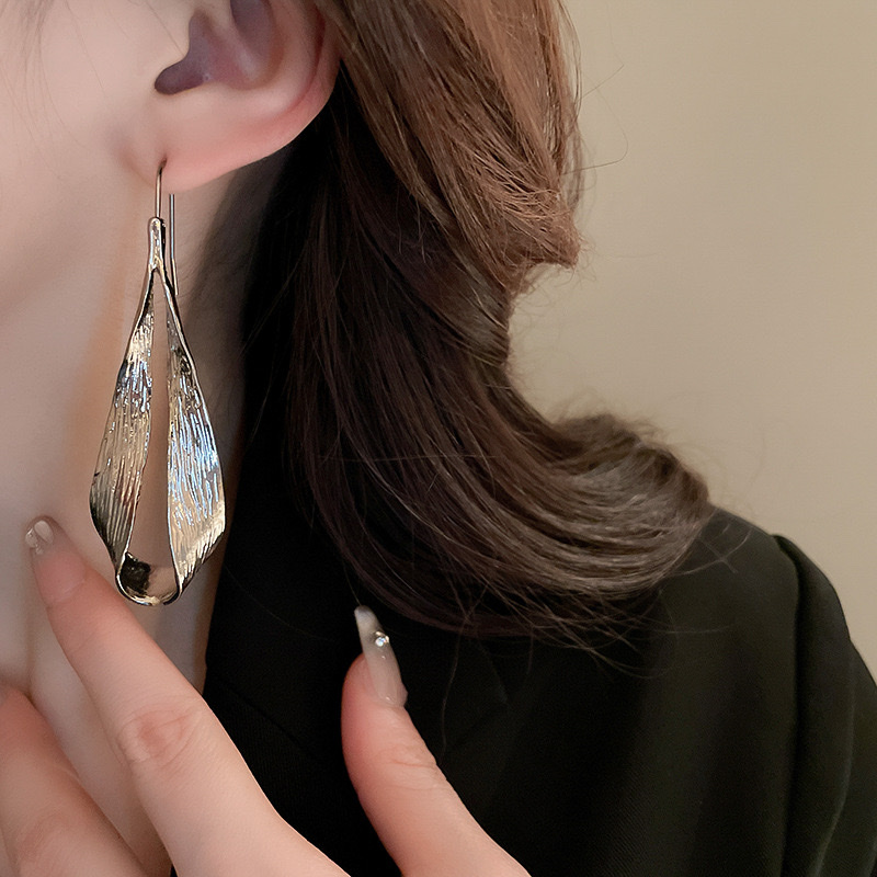 Cold metallic touch water drop leaf ear hook earrings, exaggerated and niche European and American style, high-end feel, internet-famous earrings for women Specification image