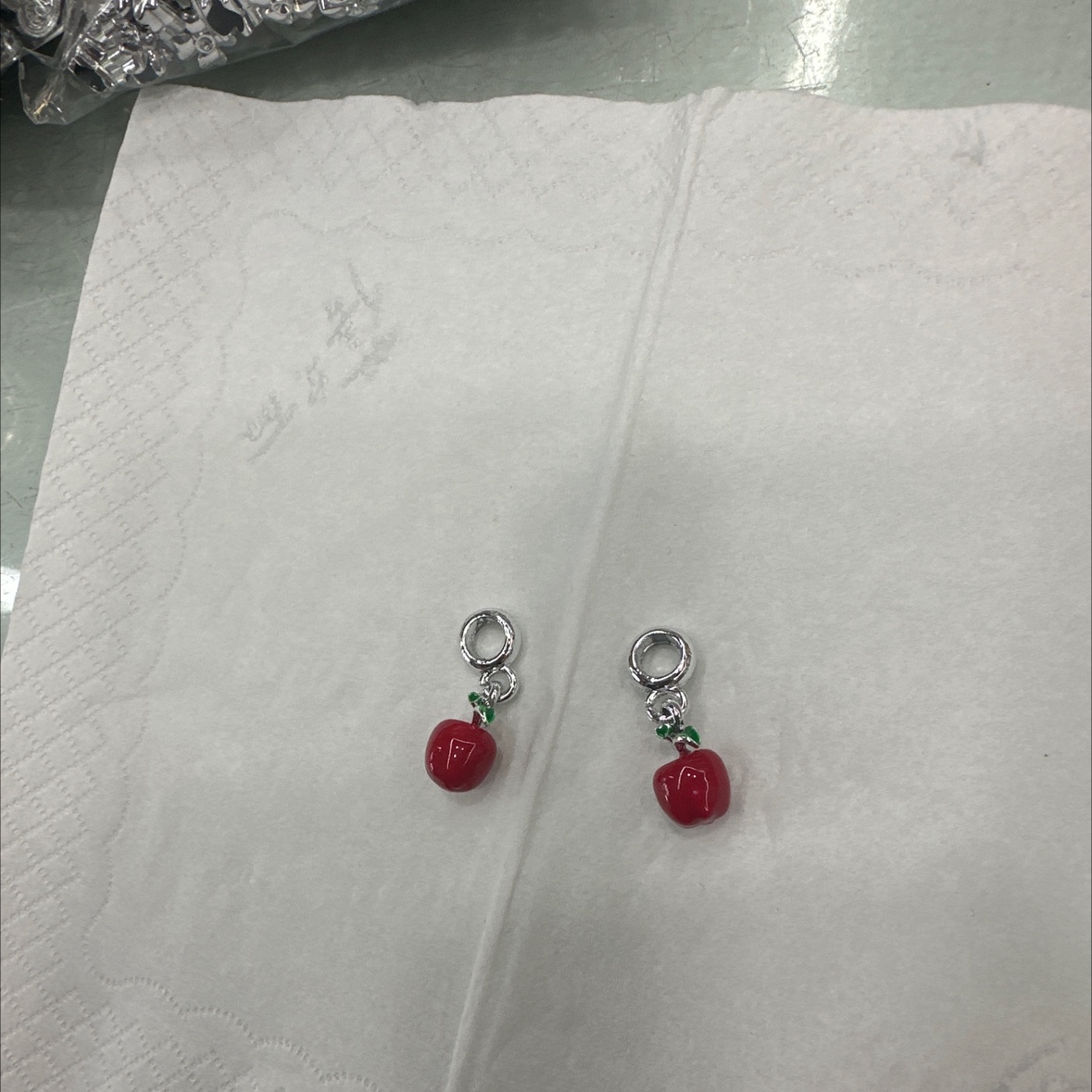 手链手串DIY合金吊坠 红色苹果滴油配饰 手链项链串珠散珠饰品配件批发细节图