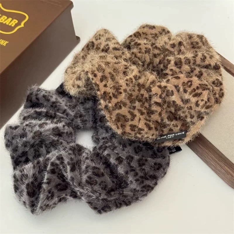 The new popular female hair band with mink fur and leopard print features a high-end hairband. It is a hair band and headwear accessory for women