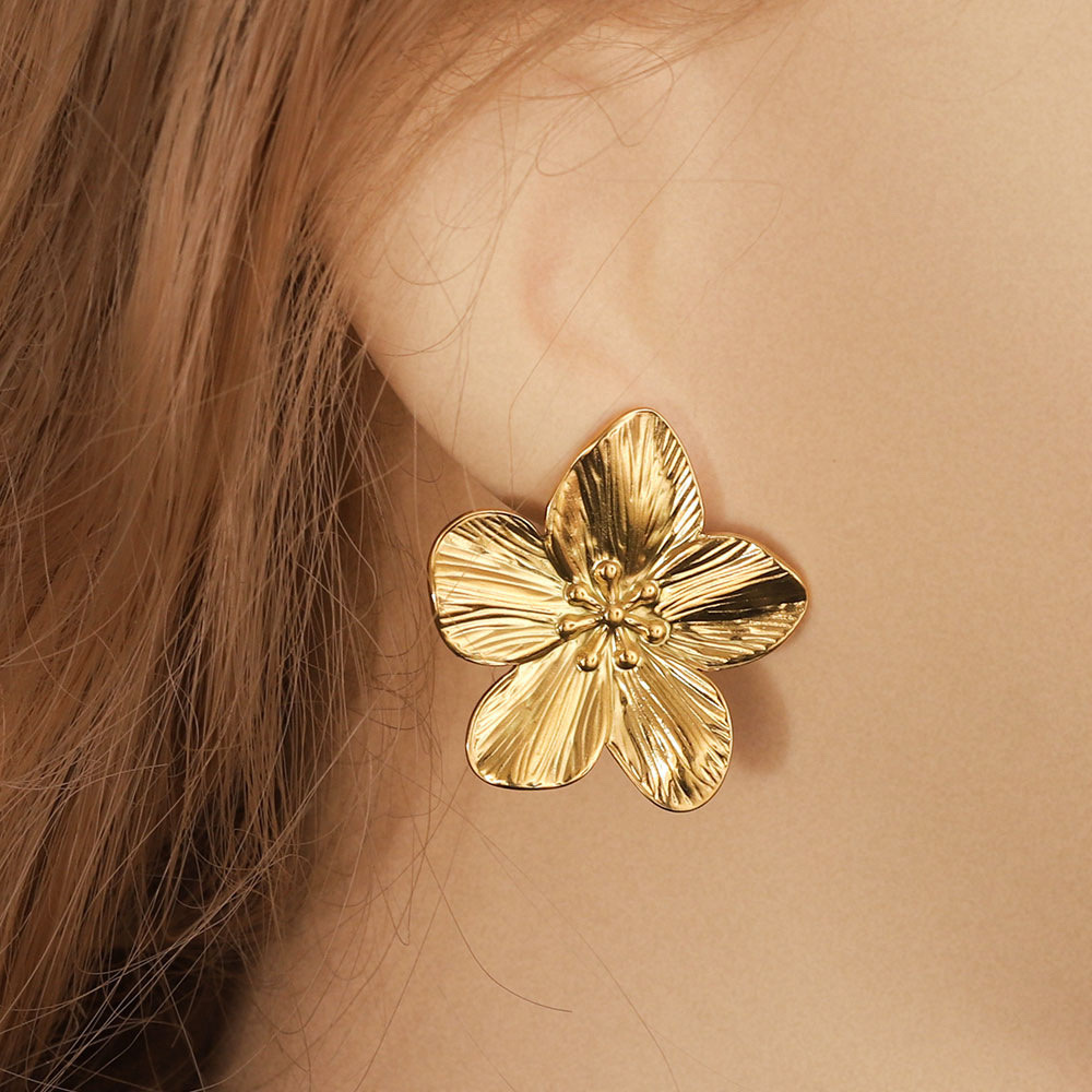 Court-style retro exaggerated design gold five-petal flower earrings ring, high-end design earrings and earrings, women's earrings and earrings
