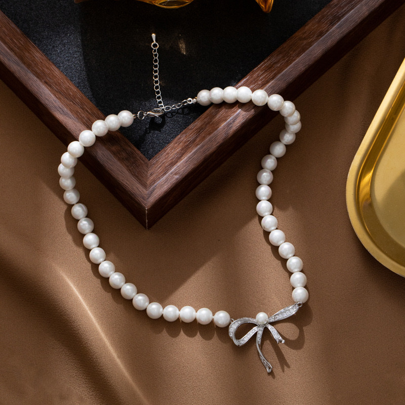 Butterfly pendant necklace is a short, elegant, simple, fashionable and exquisite accessory for women detail image 2