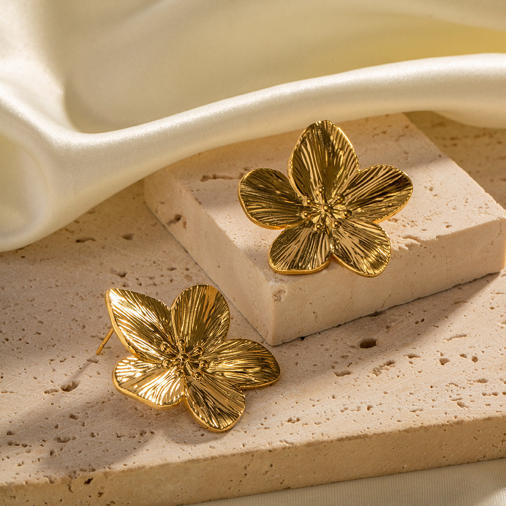 Estilo de corte retro exagerado diseño sentido de oro cinco pétalos pendientes de flor anillo de diseño superior sentido de los pendientes de oído de las mujeres pendientes de oído detail image 6