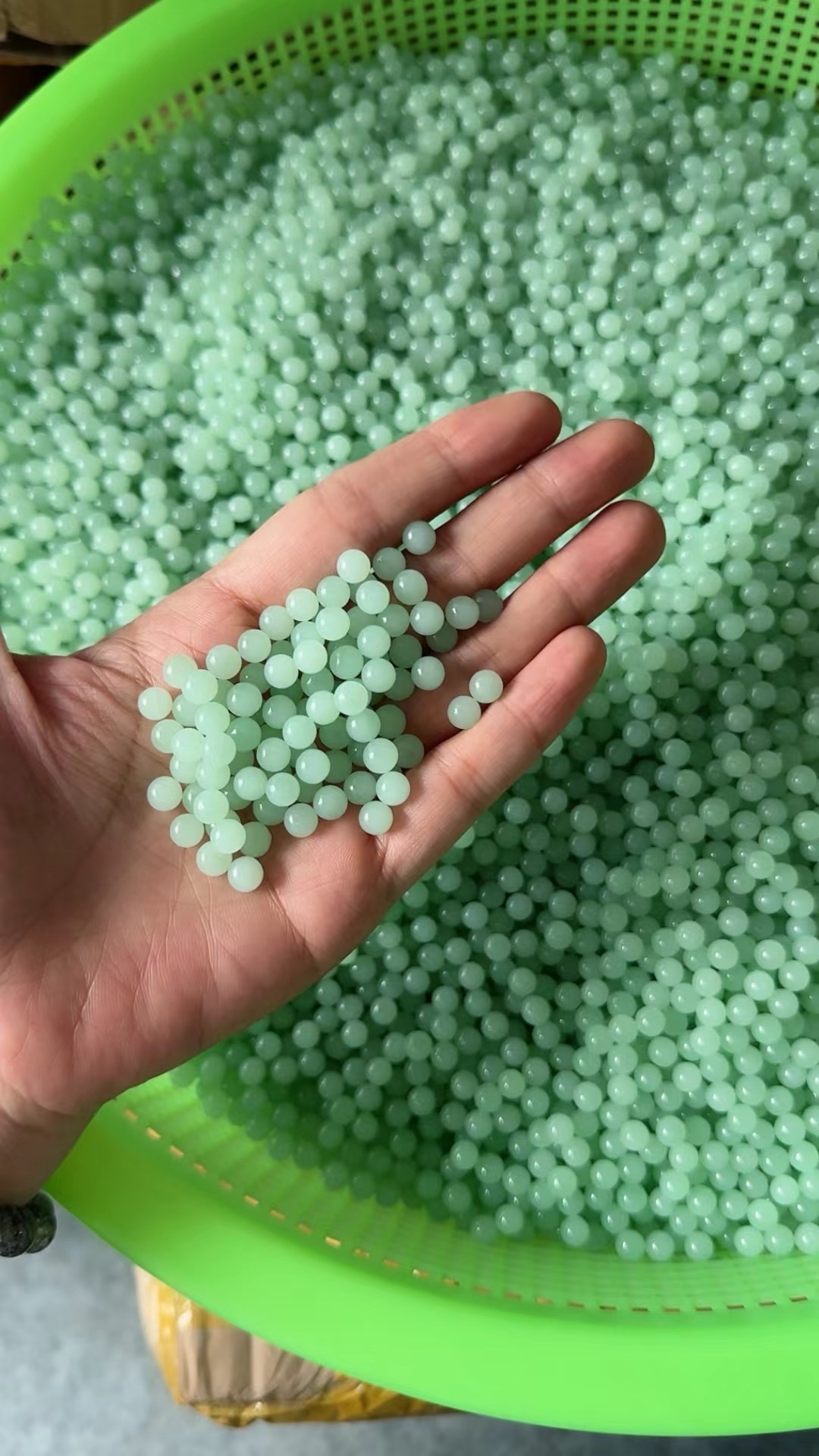 新品爆款 6mm无孔珠白玉青玉红色好事花生合金玻璃吊坠 金色挂件 diy手链项链饰品配件 细节图