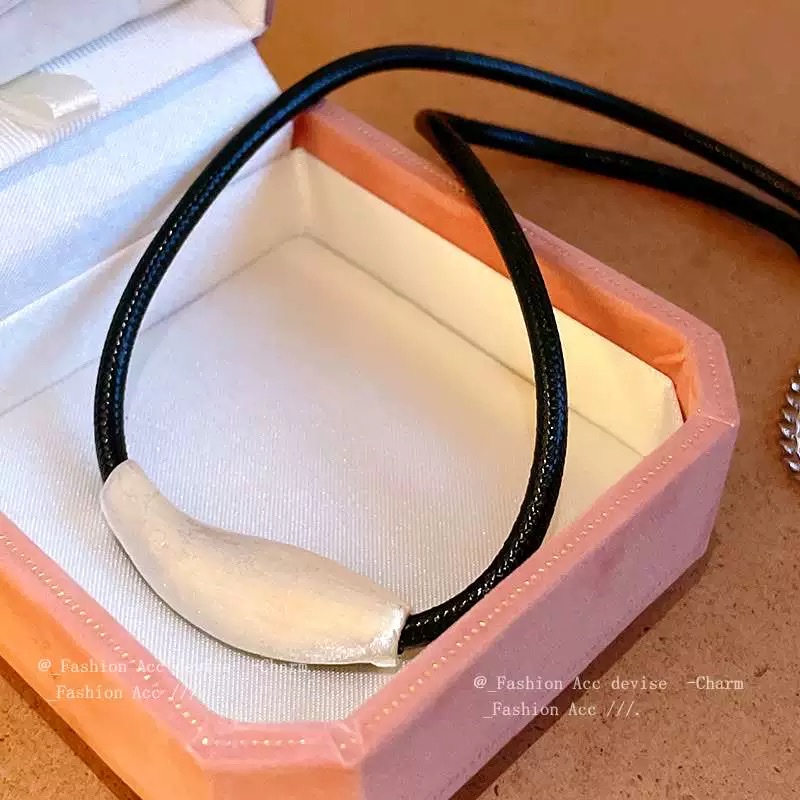 金属拉丝吊坠黑皮绳锁骨链项链高级感轻奢小众颈链潮流个性配饰细节图