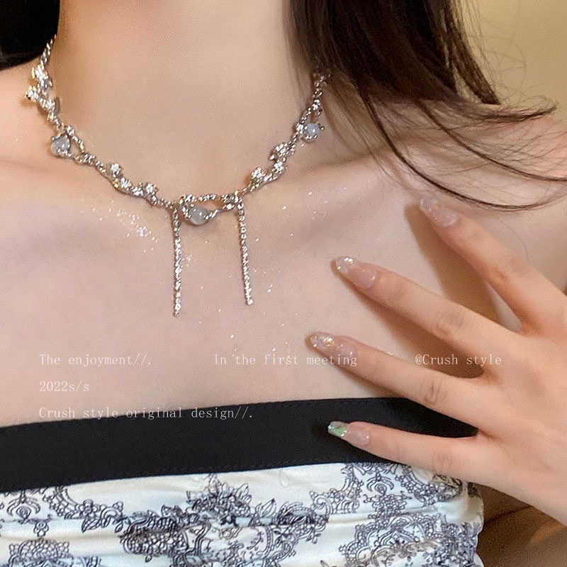 Sparkling diamond and silver pearl necklace for women, 2024 New bestseller design, high-end collarbone chain, light luxury and niche necklace