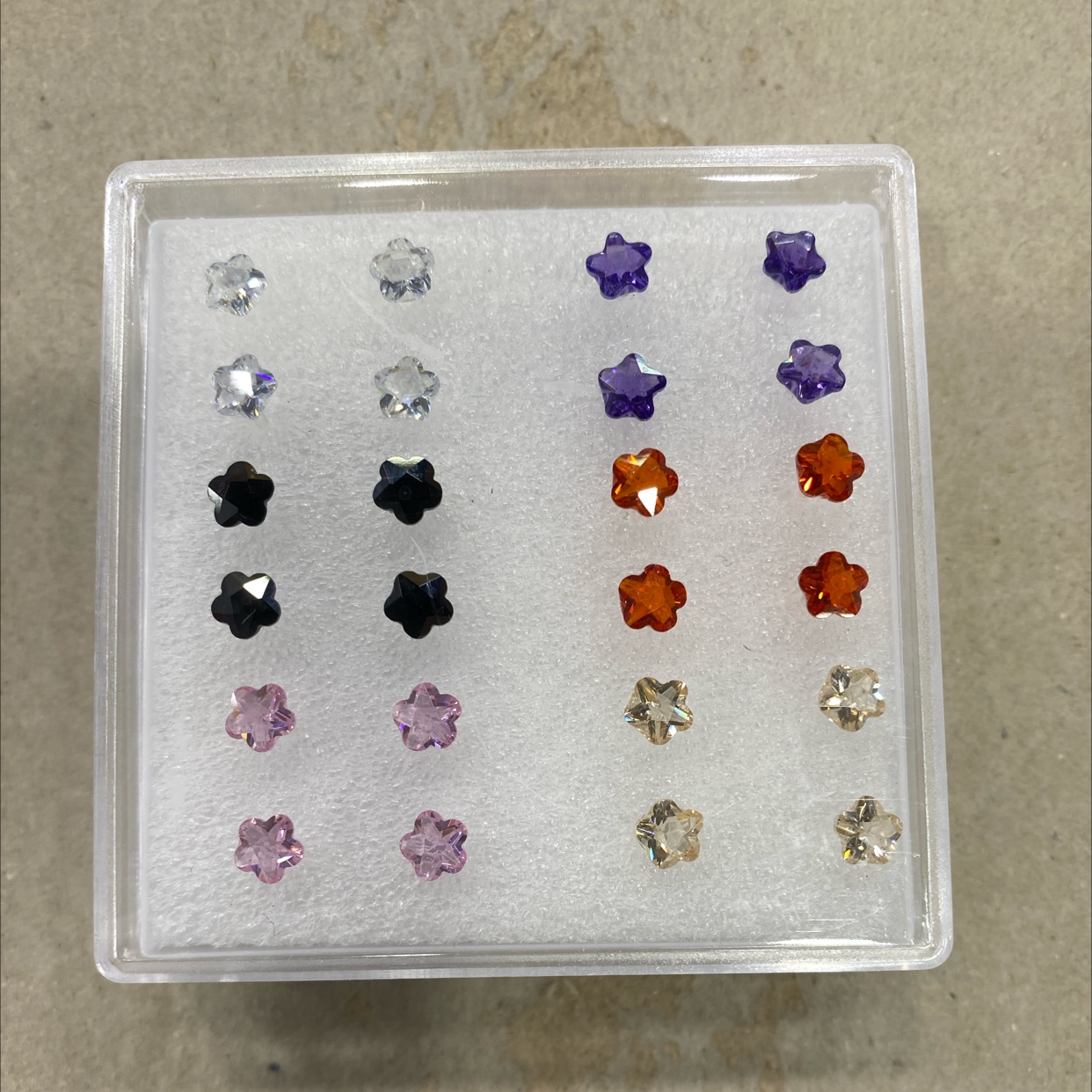 时尚饰品精选 锆石梅花耳钉独特设计 玻璃耳环