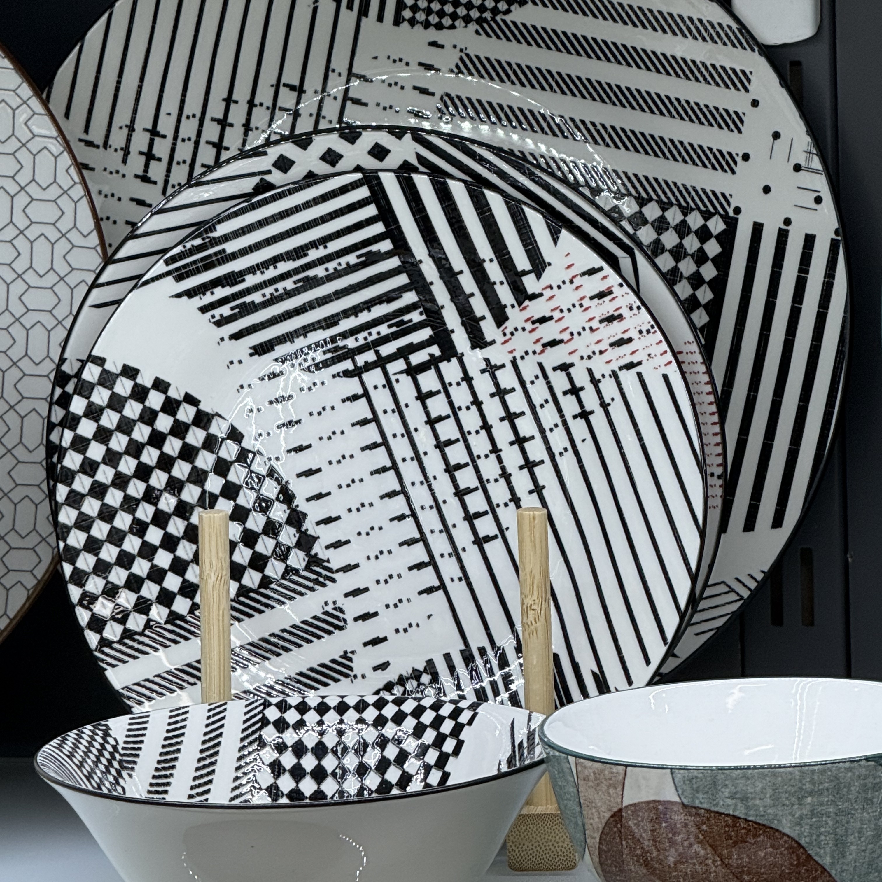 新款陶瓷24头套件套组小众设计条纹黑色花色陶瓷创意家用餐盘盘子