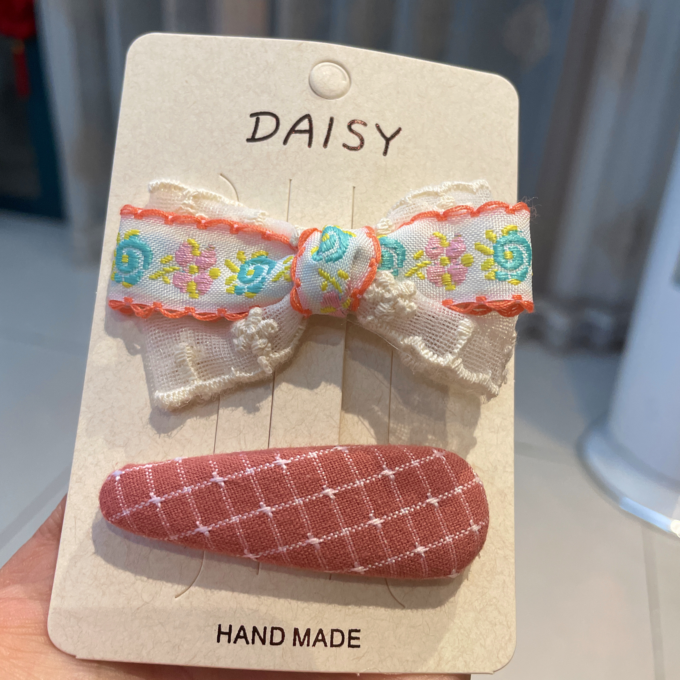 The 2024 new children's cute hair clip features a unique false hair band design. This summer children's cute hair clip is lightweight and adds fun to the wig details Picture