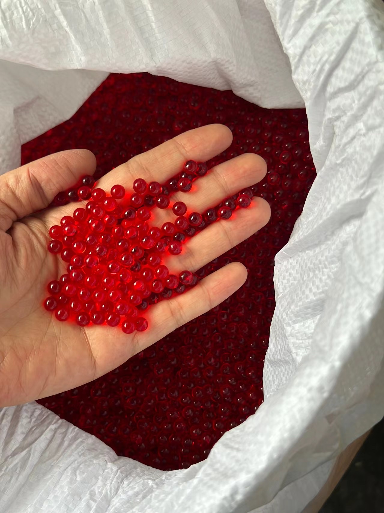 新品爆款 6mm无孔珠白玉青玉红色好事花生合金玻璃吊坠 金色挂件 diy手链项链饰品配件 产品图