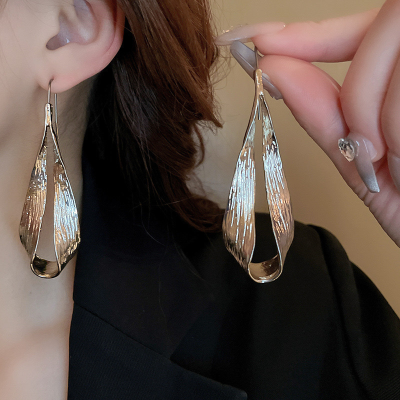 Cold metallic touch water drop leaf ear hook earrings, exaggerated and niche European and American style, high-end feel, internet-famous earrings for women