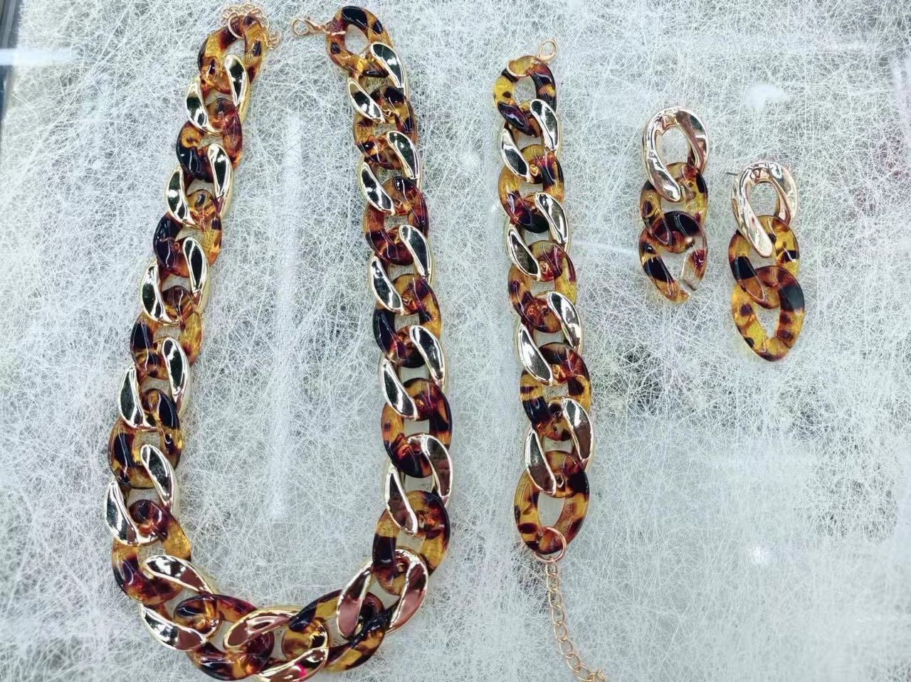 European and American cross-border exaggerated retro leopard print necklace, Korean version sweater chain, neck chain, necklace set for women wholesale detail image 2