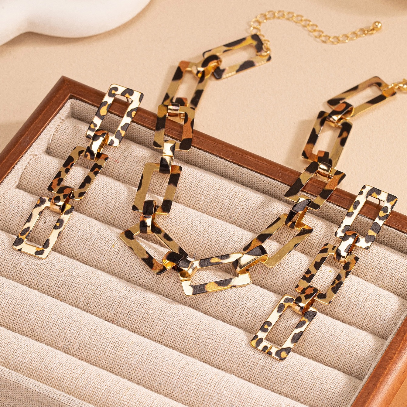 1套个性复古时尚金属优雅方形镂空豹纹女项链耳环手链首饰套装 产品图
