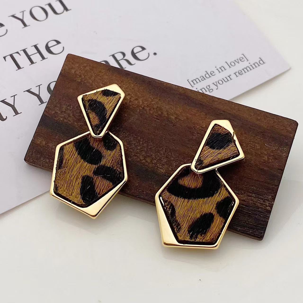New autumn and winter cross-border woolen leopard print earrings from Europe and America, fashionable, elegant and high-end, with a touch of ethnic charm, silver needle earrings Specification image
