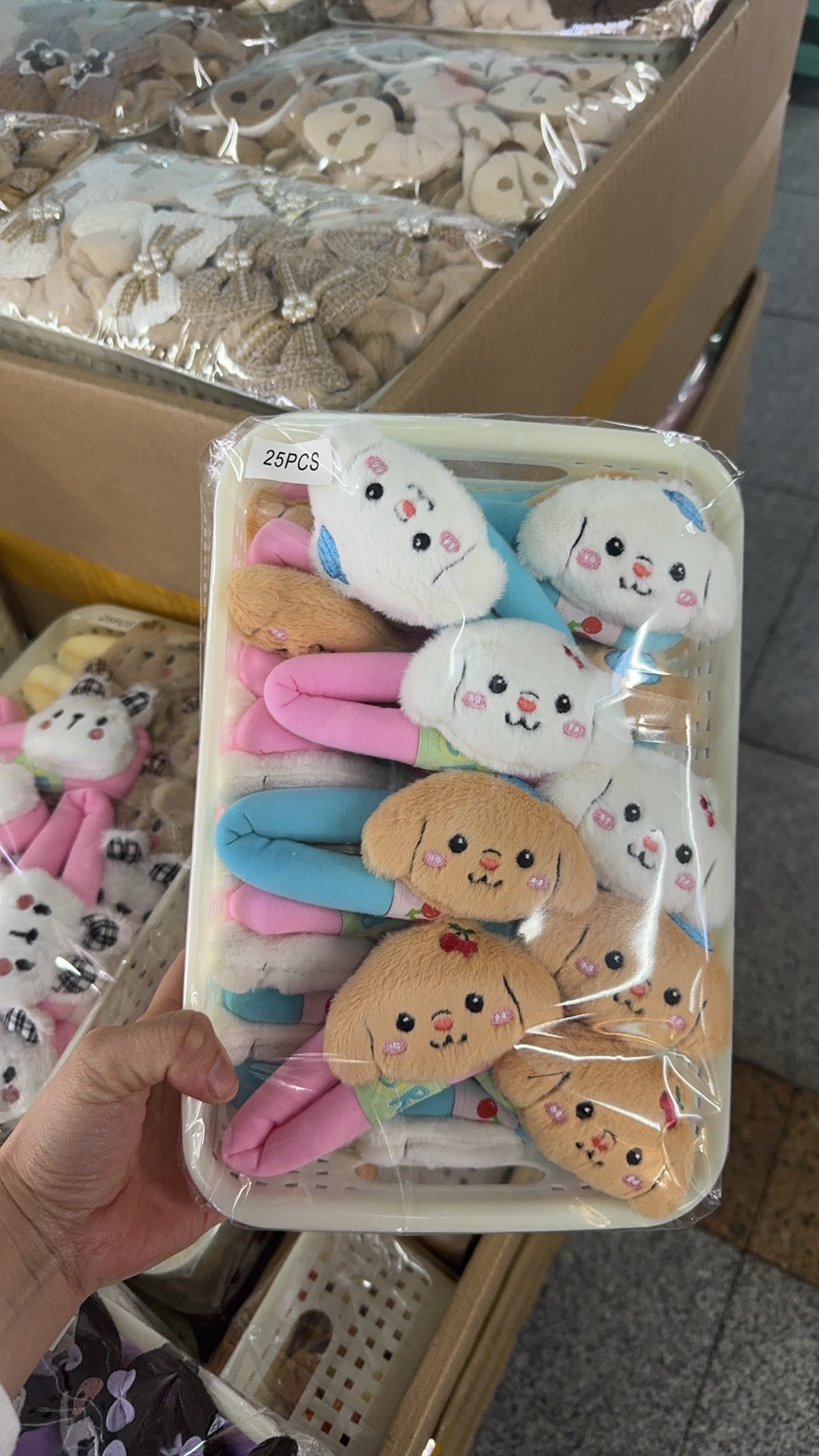 The popular big BB clip is a new 2024 autumn/winter style forehead clip with a fluffy little bear clip Item Picture