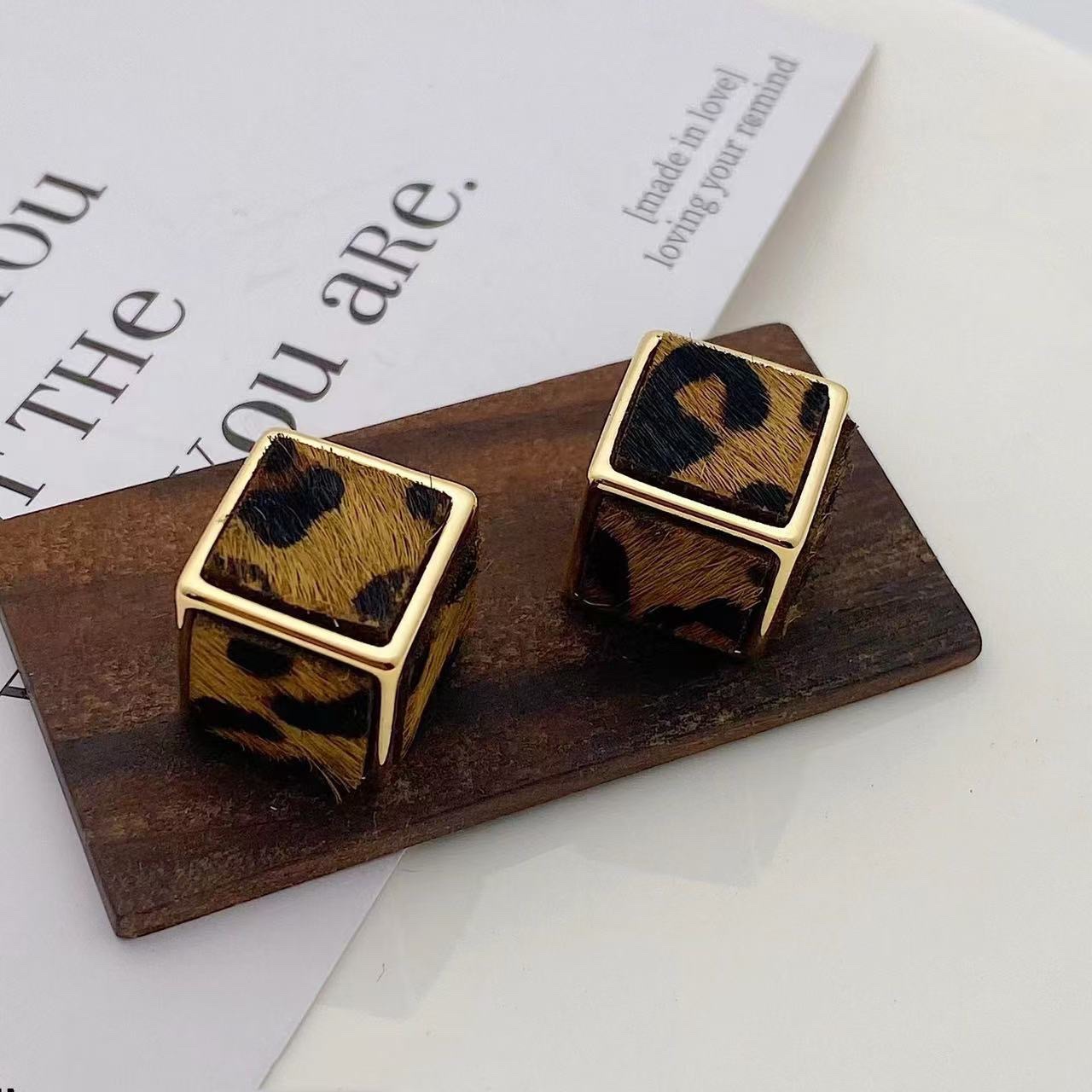 New autumn and winter cross-border woolen leopard print earrings from Europe and America, fashionable, elegant and high-end, with a touch of ethnic charm, silver needle earrings