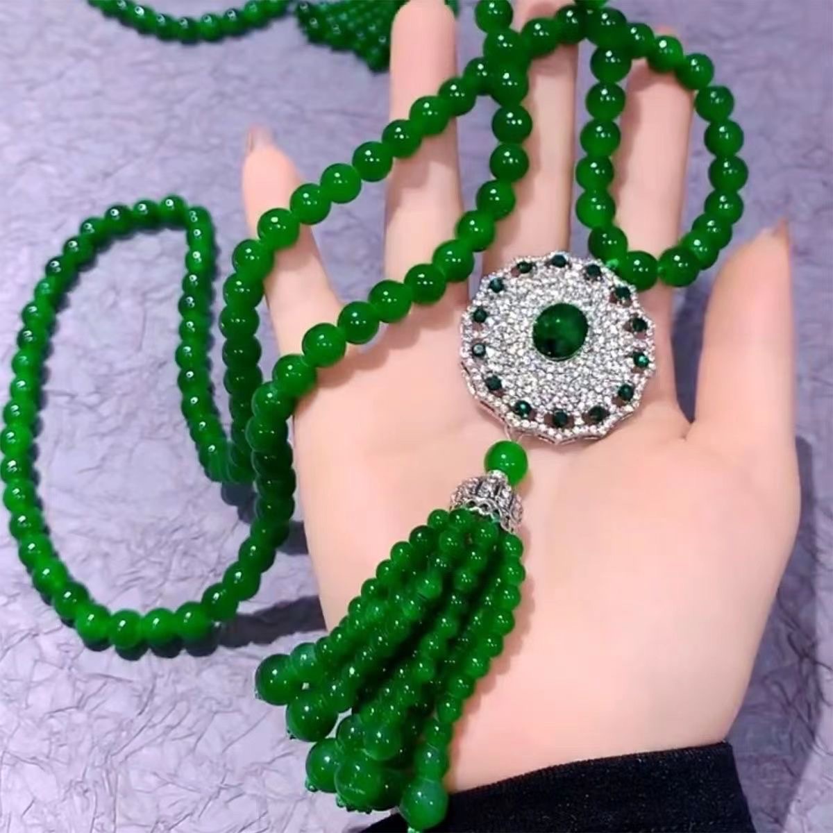 A high-end and luxurious green micro-inlaid diamond ruyi tassel long necklace, a new retro Chinese style and a fashionable green pearl necklace detail image 4