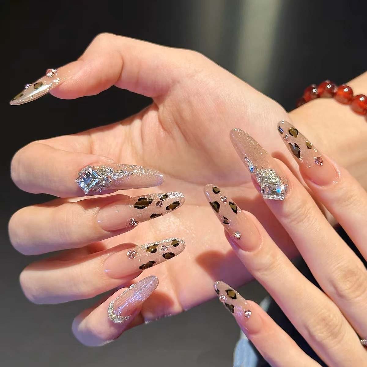 纯手工穿戴甲2024秋冬辣妹豹纹高级感法式猫眼显白甜酷风椭圆美甲白底实物图