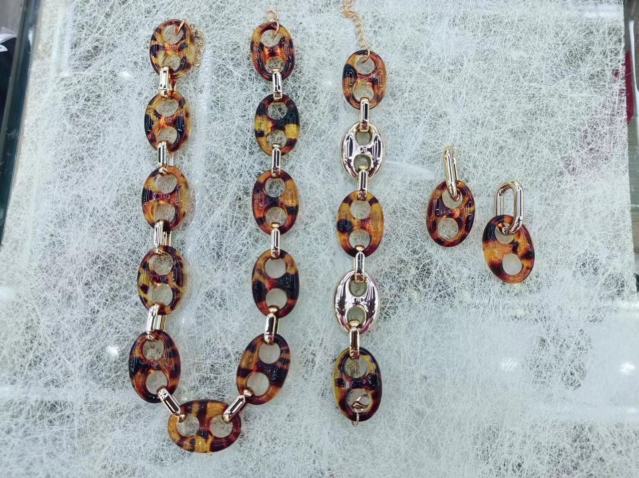 European and American cross-border exaggerated retro leopard print necklace, Korean version sweater chain, neck chain, necklace set for women wholesale