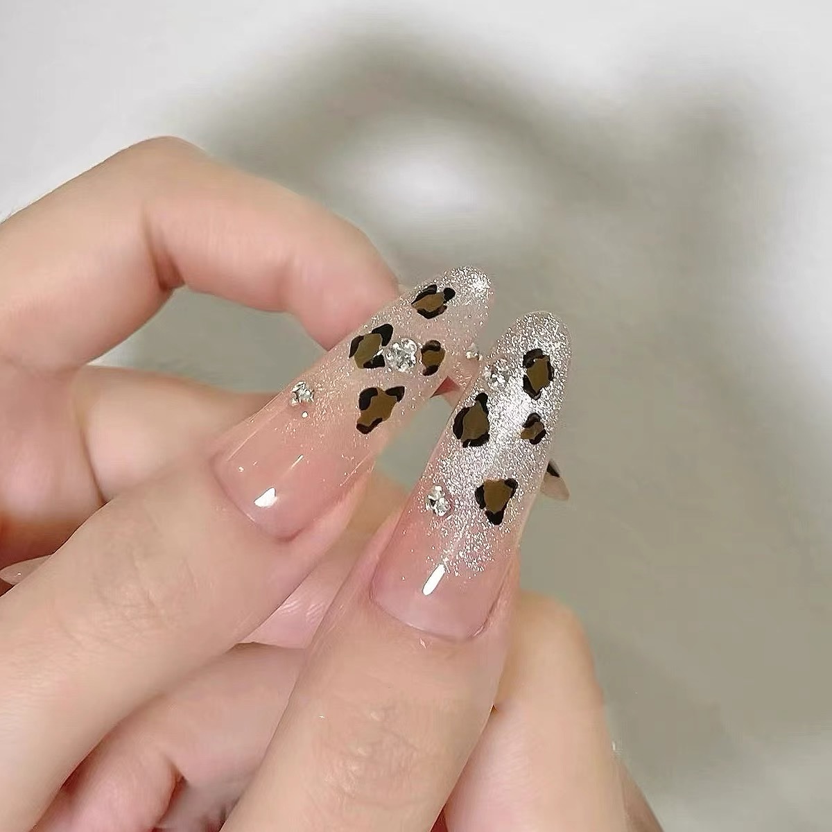 纯手工穿戴甲2024秋冬辣妹豹纹高级感法式猫眼显白甜酷风椭圆美甲产品图