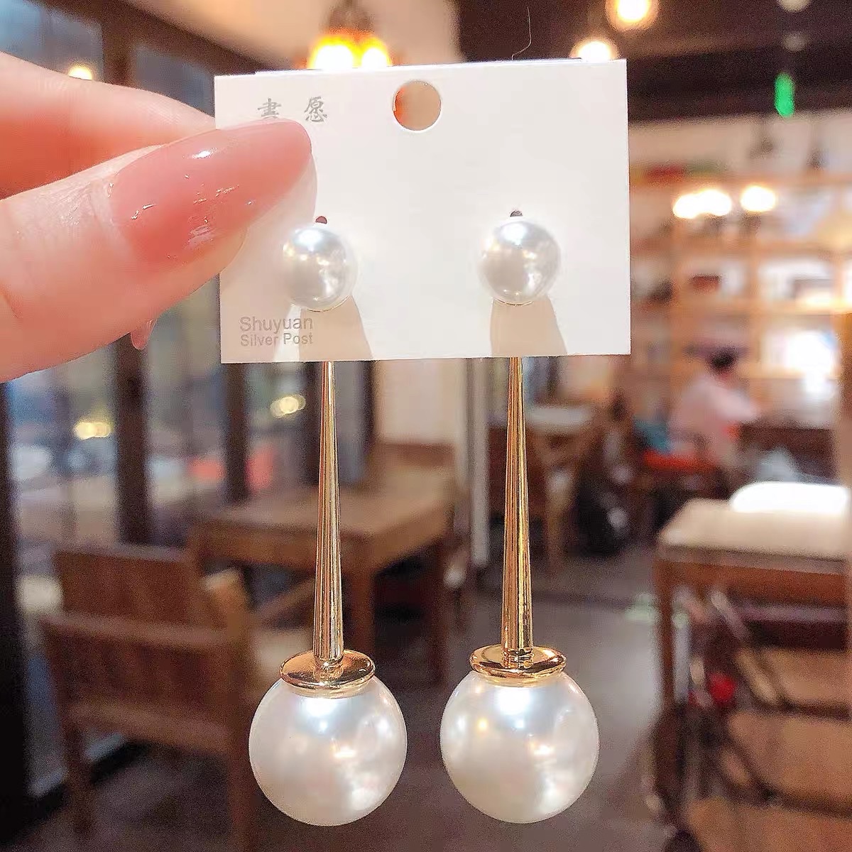 Imitation pearl earrings, French light luxury earrings, fashionable and versatile stud earrings, elegant and high-end earrings for women