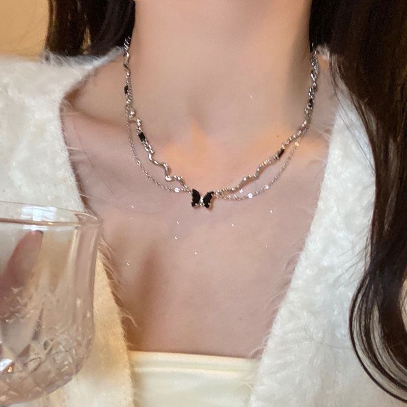Sparkling diamond and silver pearl necklace for women, 2024 New bestseller design, high-end collarbone chain, light luxury and niche necklace Application Scenario