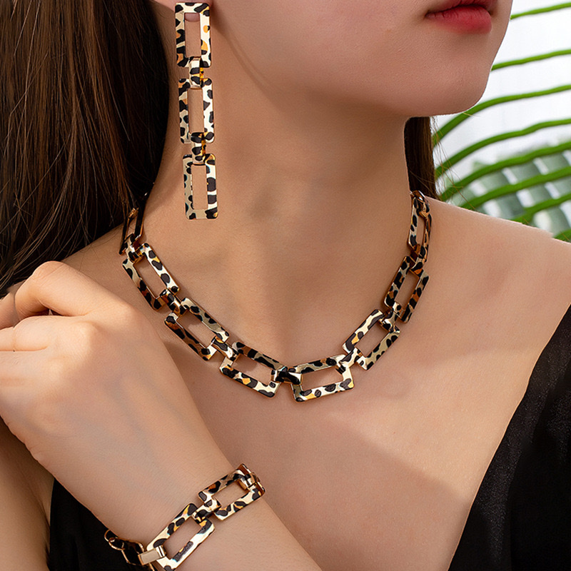 1套个性复古时尚金属优雅方形镂空豹纹女项链耳环手链首饰套装 详情图1